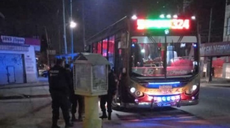 Delincuentes asaltaron un colectivo de la línea 324